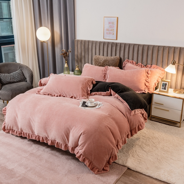 91家纺网 家纺一手货源 找家纺 印季家纺 2025新款华夫格牛奶绒花边四件套 豆沙-灰