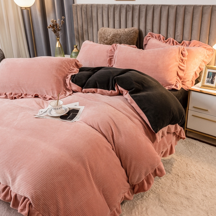 91家纺网 家纺一手货源 找家纺 印季家纺 2025新款华夫格牛奶绒花边四件套 豆沙-灰