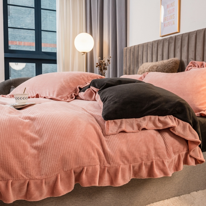 91家纺网 家纺一手货源 找家纺 印季家纺 2025新款华夫格牛奶绒花边四件套 豆沙-灰