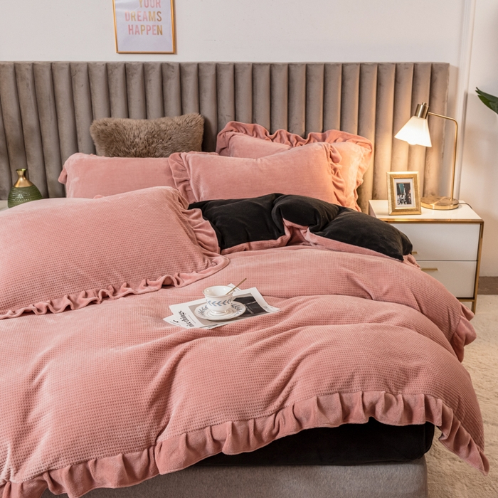 91家纺网 家纺一手货源 找家纺 印季家纺 2025新款华夫格牛奶绒花边四件套 豆沙-灰