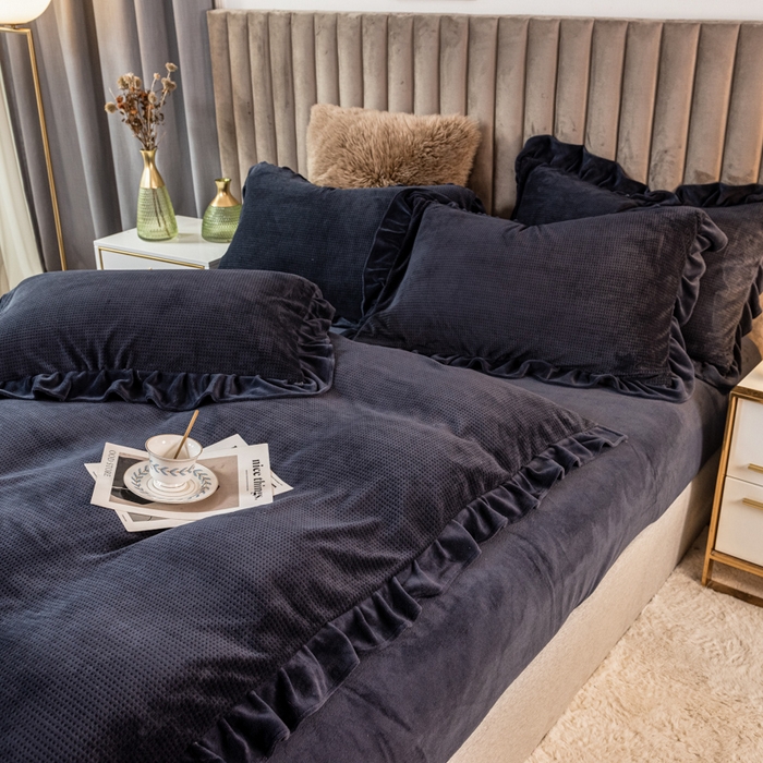 91家纺网 家纺一手货源 找家纺 印季家纺 2025新款华夫格牛奶绒花边四件套 宝蓝