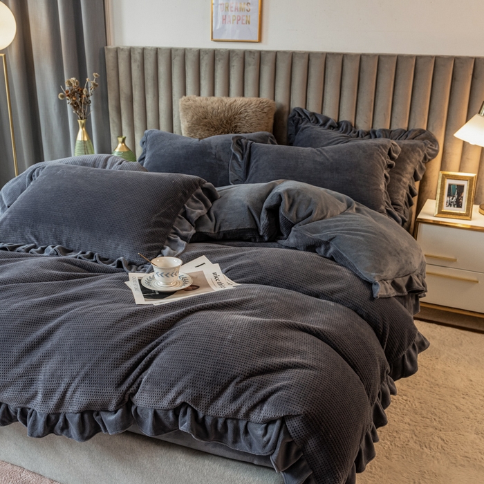 91家纺网 家纺一手货源 找家纺 印季家纺 2025新款华夫格牛奶绒花边四件套 紫灰