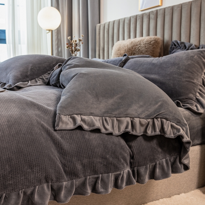 91家纺网 家纺一手货源 找家纺 印季家纺 2025新款华夫格牛奶绒花边四件套 紫灰