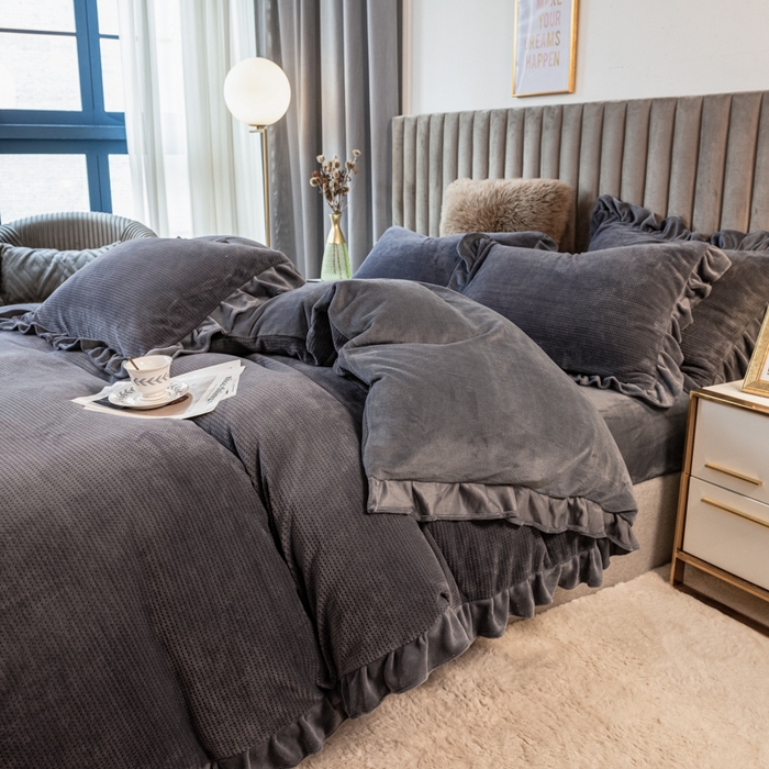 91家纺网 家纺一手货源 找家纺 印季家纺 2025新款华夫格牛奶绒花边四件套 紫灰