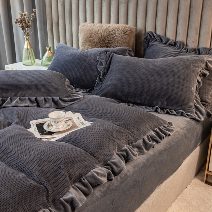 91家纺网 家纺一手货源 找家纺 印季家纺 2025新款华夫格牛奶绒花边四件套 紫灰