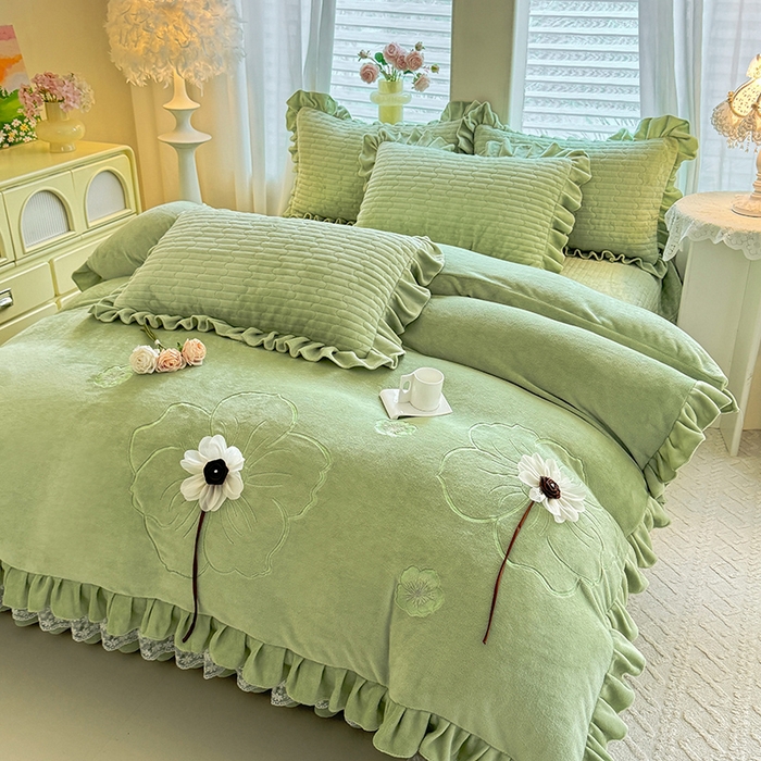 91家纺网 家纺一手货源 找家纺 唐人居 2025新款高克重牛奶绒立体绣花床盖四件套-芬芳 芬芳-草绿
