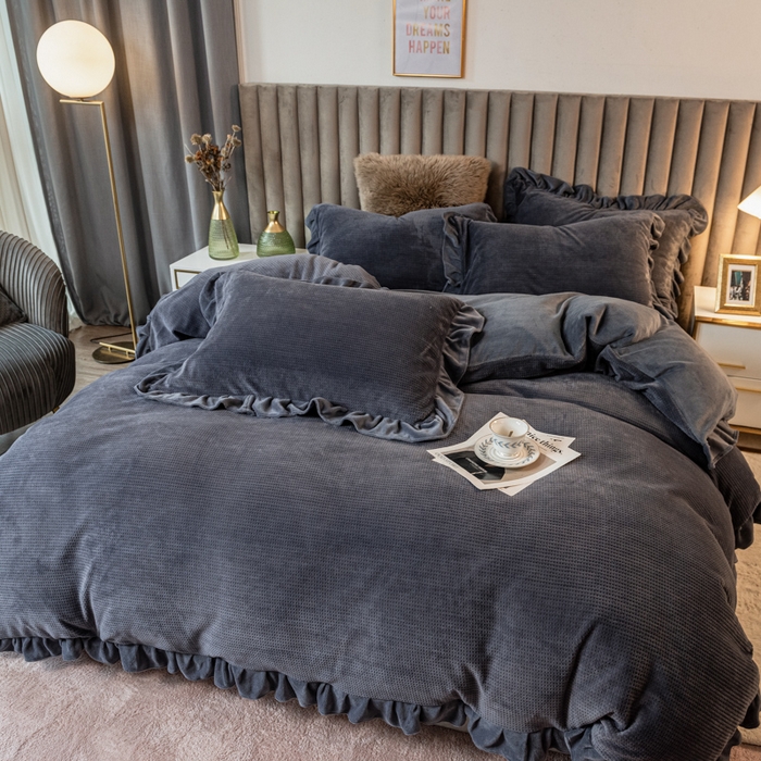 91家纺网 家纺一手货源 找家纺 印季家纺 2025新款华夫格牛奶绒花边四件套 紫灰