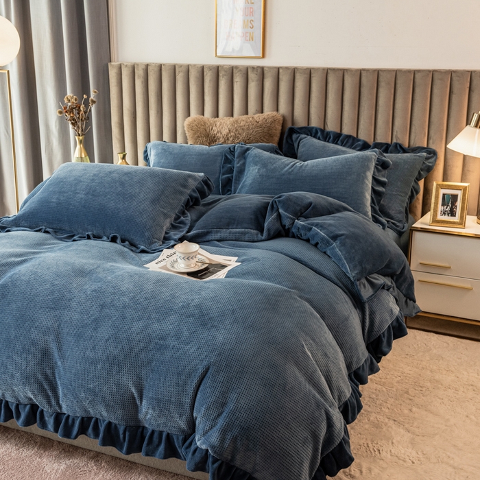 91家纺网 家纺一手货源 找家纺 印季家纺 2025新款华夫格牛奶绒花边四件套 蓝灰