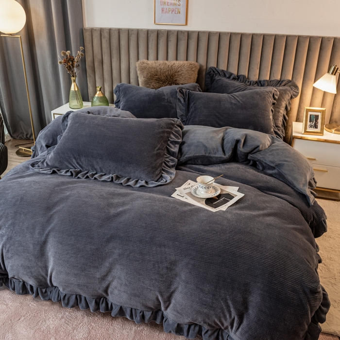 91家纺网 家纺一手货源 找家纺 印季家纺 2025新款华夫格牛奶绒花边四件套 紫灰