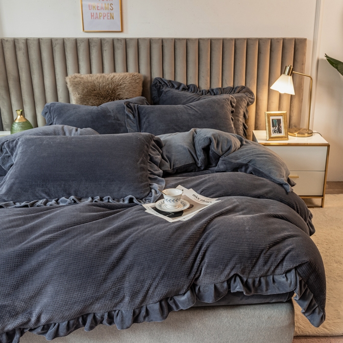 91家纺网 家纺一手货源 找家纺 印季家纺 2025新款华夫格牛奶绒花边四件套 紫灰