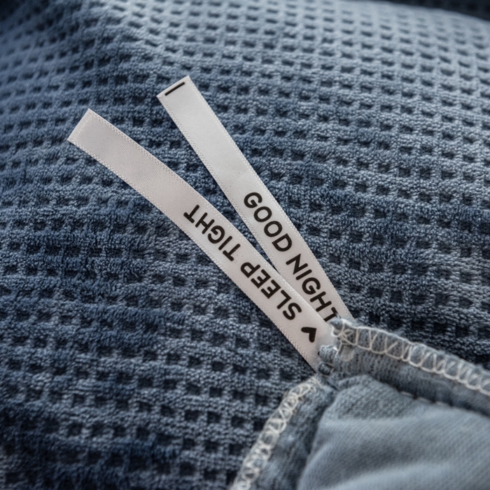 91家纺网 家纺一手货源 找家纺 印季家纺 2025新款华夫格牛奶绒花边四件套 蓝灰