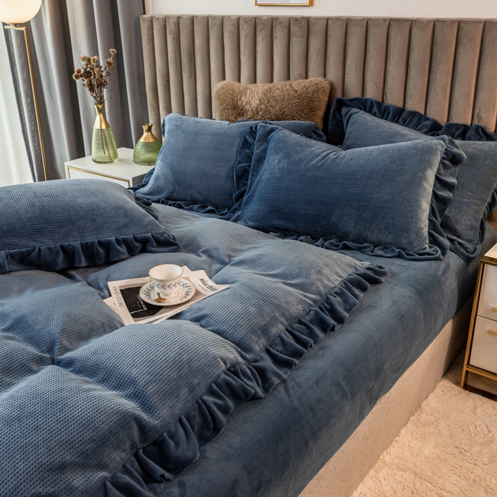 91家纺网 家纺一手货源 找家纺 印季家纺 2025新款华夫格牛奶绒花边四件套 蓝灰