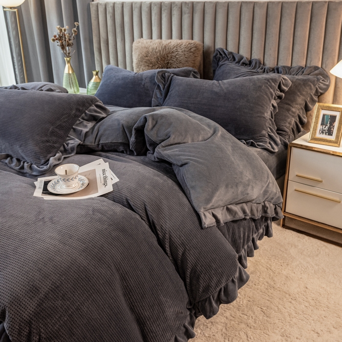 91家纺网 家纺一手货源 找家纺 印季家纺 2025新款华夫格牛奶绒花边四件套 紫灰