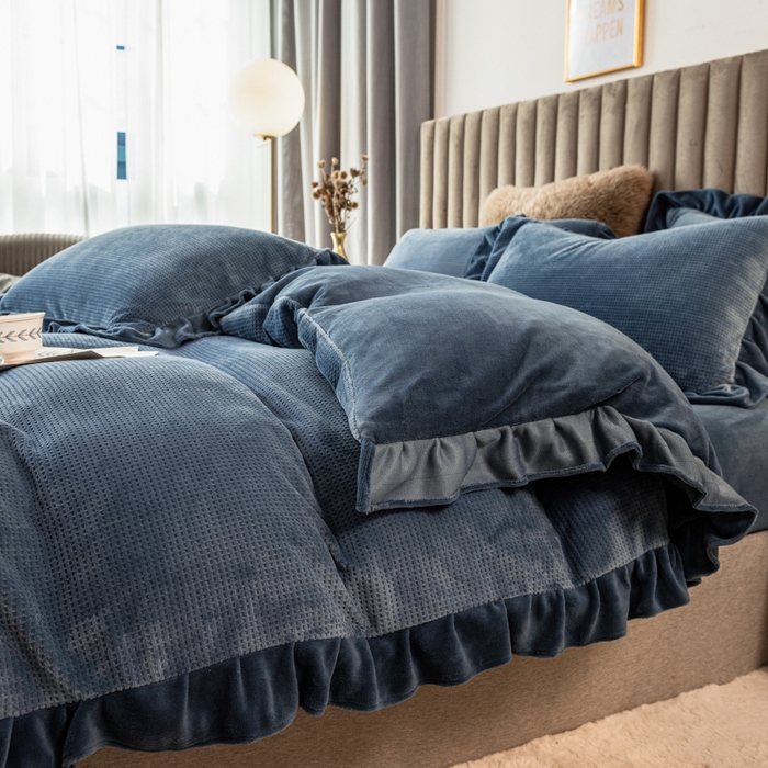 91家纺网 家纺一手货源 找家纺 印季家纺 2025新款华夫格牛奶绒花边四件套 蓝灰