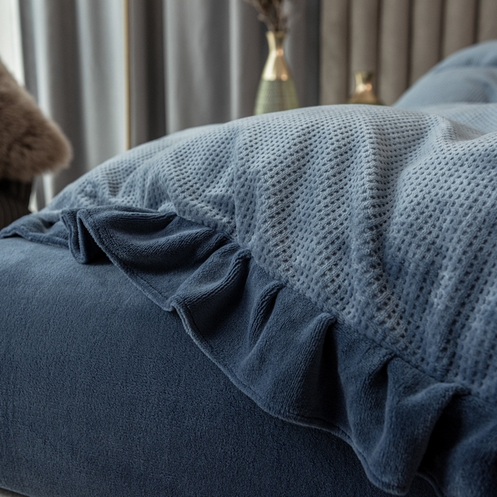 91家纺网 家纺一手货源 找家纺 印季家纺 2025新款华夫格牛奶绒花边四件套 蓝灰