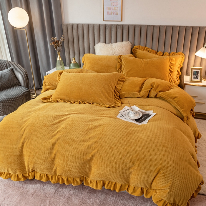 91家纺网 家纺一手货源 找家纺 印季家纺 2025新款华夫格牛奶绒花边四件套 姜黄