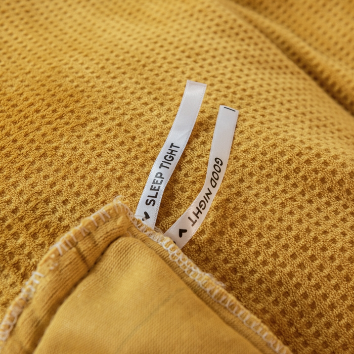 91家纺网 家纺一手货源 找家纺 印季家纺 2025新款华夫格牛奶绒花边四件套 姜黄