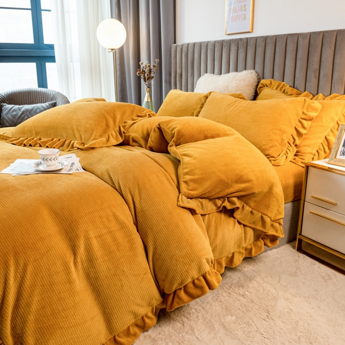 91家纺网 家纺一手货源 找家纺 印季家纺 2025新款华夫格牛奶绒花边四件套 姜黄