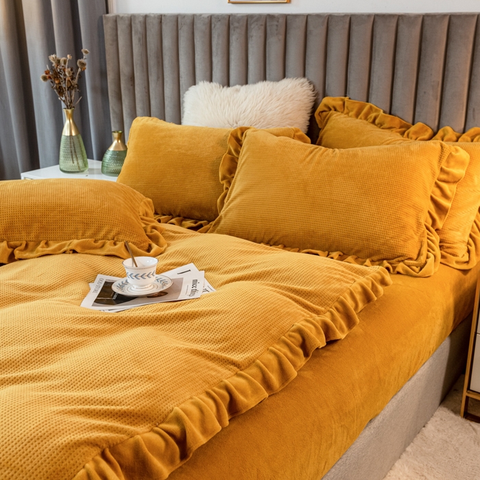 91家纺网 家纺一手货源 找家纺 印季家纺 2025新款华夫格牛奶绒花边四件套 姜黄