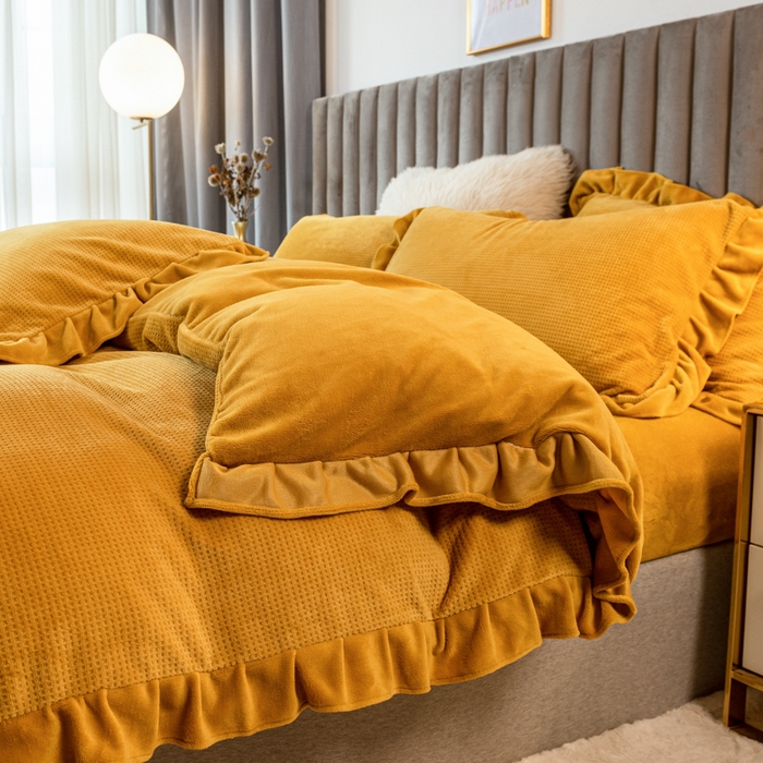 91家纺网 家纺一手货源 找家纺 印季家纺 2025新款华夫格牛奶绒花边四件套 姜黄