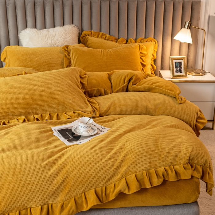 91家纺网 家纺一手货源 找家纺 印季家纺 2025新款华夫格牛奶绒花边四件套 姜黄