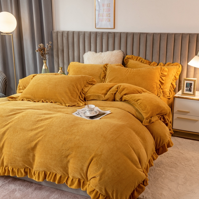 91家纺网 家纺一手货源 找家纺 印季家纺 2025新款华夫格牛奶绒花边四件套 姜黄