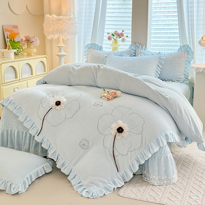 91家纺网 家纺一手货源 找家纺 唐人居 2025新款高克重牛奶绒立体绣花床盖四件套-芬芳 芬芳-浅蓝