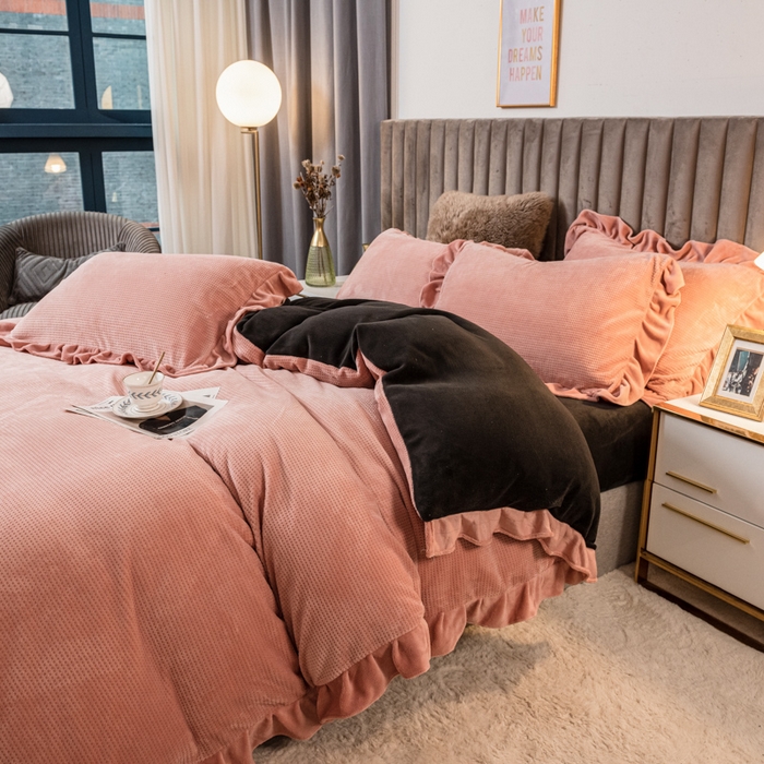 91家纺网 家纺一手货源 找家纺 印季家纺 2025新款华夫格牛奶绒花边四件套 豆沙-灰