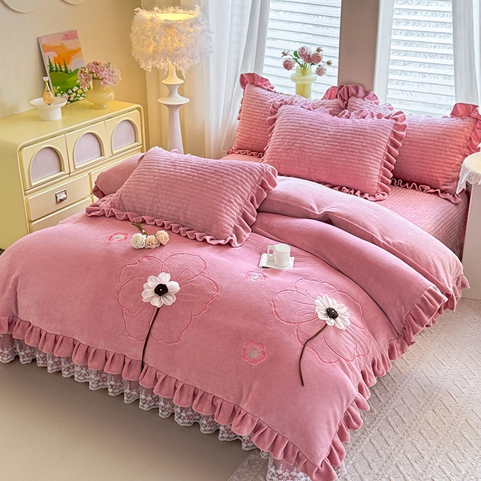 91家纺网 家纺一手货源 找家纺 唐人居 2025新款高克重牛奶绒立体绣花床盖四件套-芬芳 芬芳-豆沙