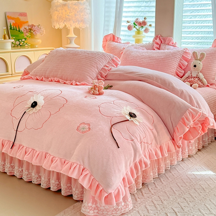 91家纺网 家纺一手货源 找家纺 唐人居 2025新款高克重牛奶绒立体绣花床盖四件套-芬芳 芬芳-粉色