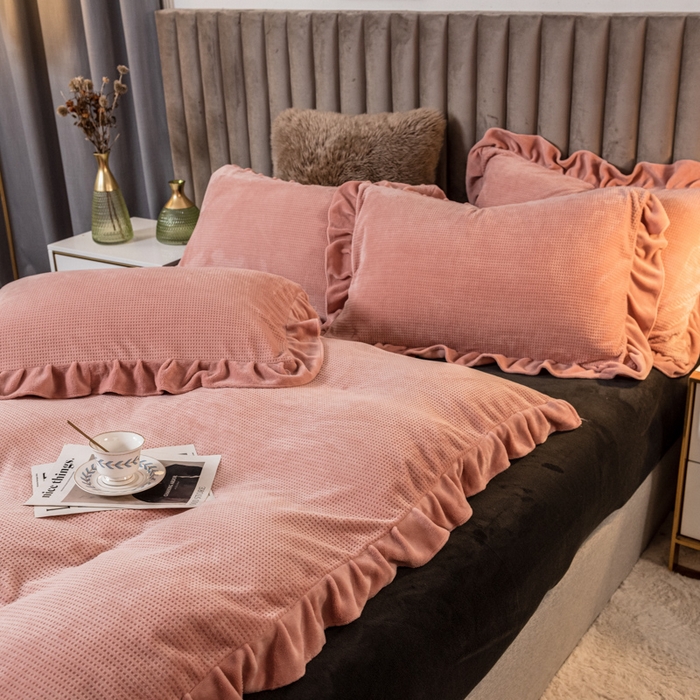 91家纺网 家纺一手货源 找家纺 印季家纺 2025新款华夫格牛奶绒花边四件套 豆沙-灰