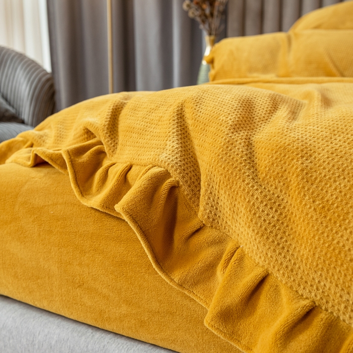 91家纺网 家纺一手货源 找家纺 印季家纺 2025新款华夫格牛奶绒花边四件套 姜黄