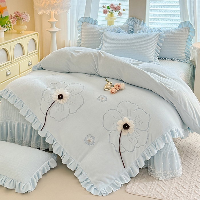91家纺网 家纺一手货源 找家纺 唐人居 2025新款高克重牛奶绒立体绣花床盖四件套-芬芳 芬芳-浅蓝