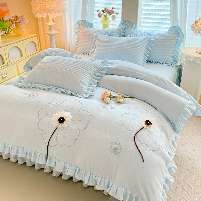 91家纺网 家纺一手货源 找家纺 唐人居 2025新款高克重牛奶绒立体绣花床盖四件套-芬芳 芬芳-浅蓝