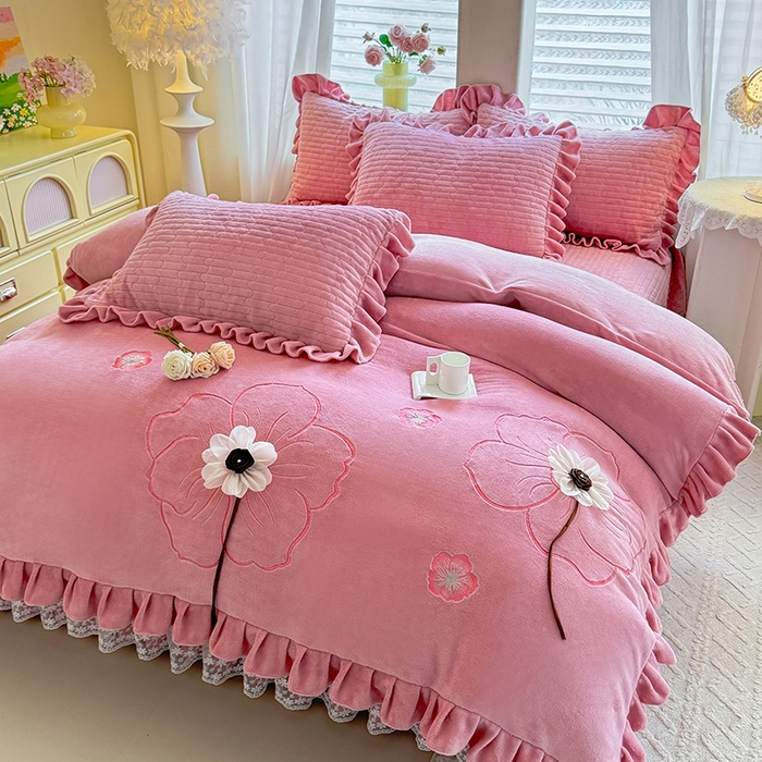 91家纺网 家纺一手货源 找家纺 唐人居 2025新款高克重牛奶绒立体绣花床盖四件套-芬芳 芬芳-豆沙