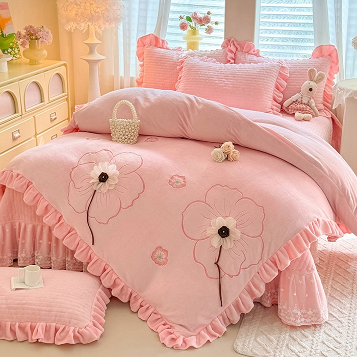 91家纺网 家纺一手货源 找家纺 唐人居 2025新款高克重牛奶绒立体绣花床盖四件套-芬芳 芬芳-粉色