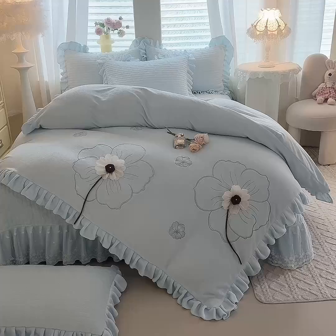 91家纺网 家纺一手货源 找家纺 唐人居 2025新款高克重牛奶绒立体绣花床盖四件套-芬芳 芬芳-浅蓝