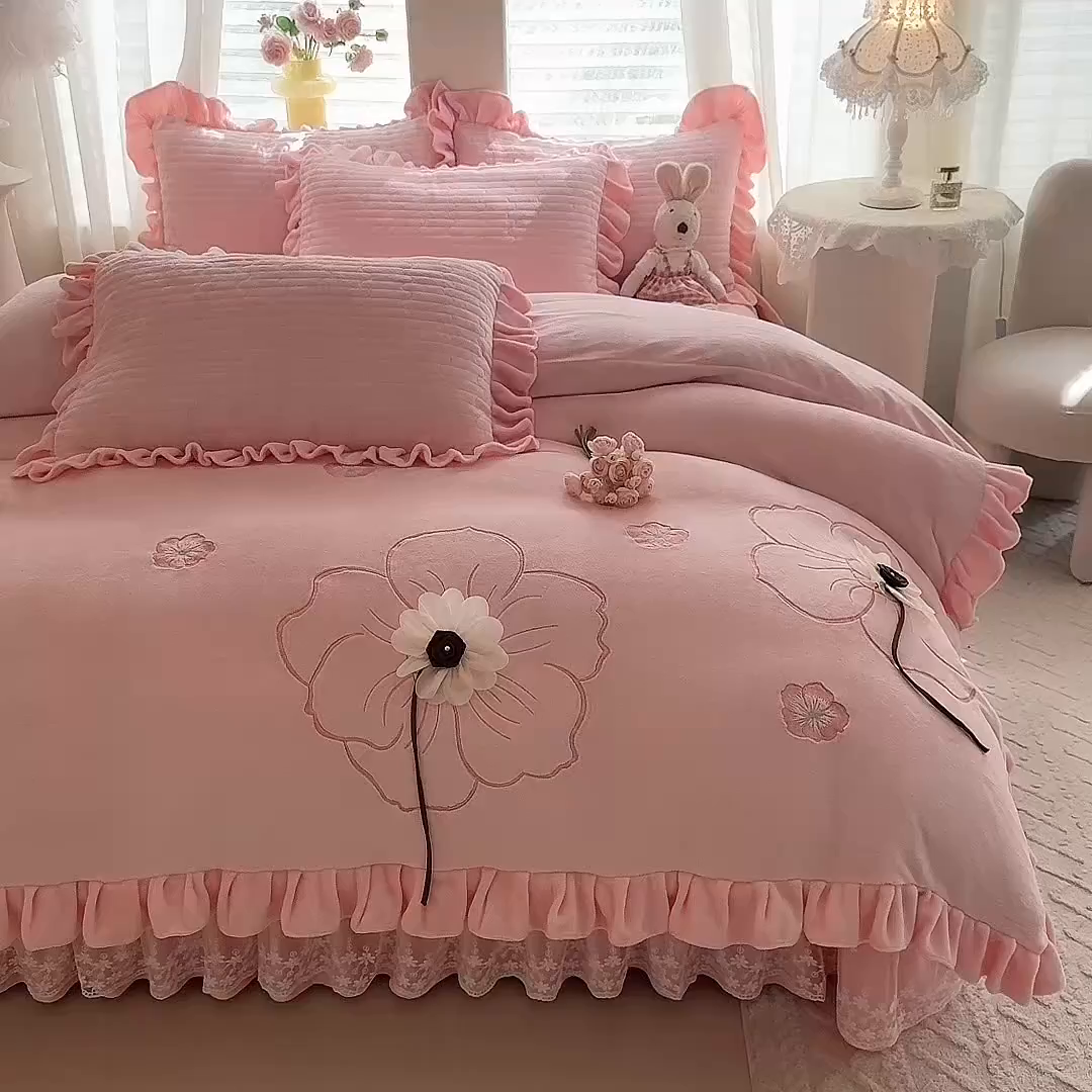 91家纺网 家纺一手货源 找家纺 唐人居 2025新款高克重牛奶绒立体绣花床盖四件套-芬芳 芬芳-粉色