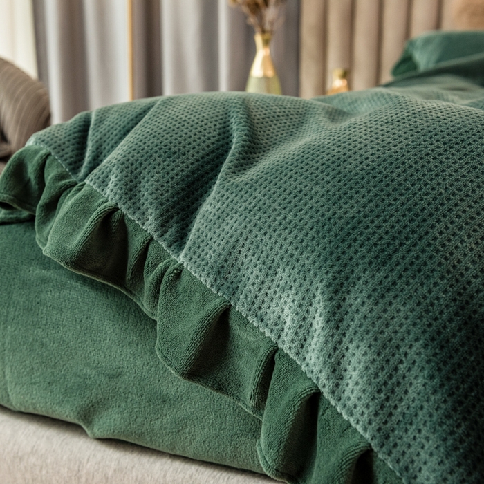 91家纺网 家纺一手货源 找家纺 印季家纺 2025新款华夫格牛奶绒花边四件套 墨绿