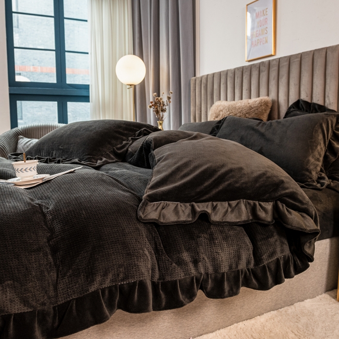 91家纺网 家纺一手货源 找家纺 印季家纺 2025新款华夫格牛奶绒花边四件套 深灰