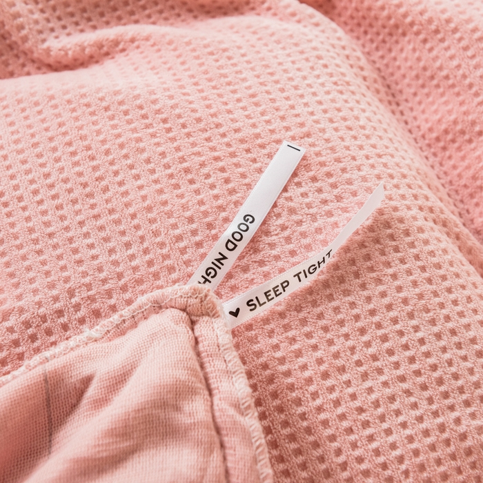 91家纺网 家纺一手货源 找家纺 印季家纺 2025新款华夫格牛奶绒花边四件套 嫩粉