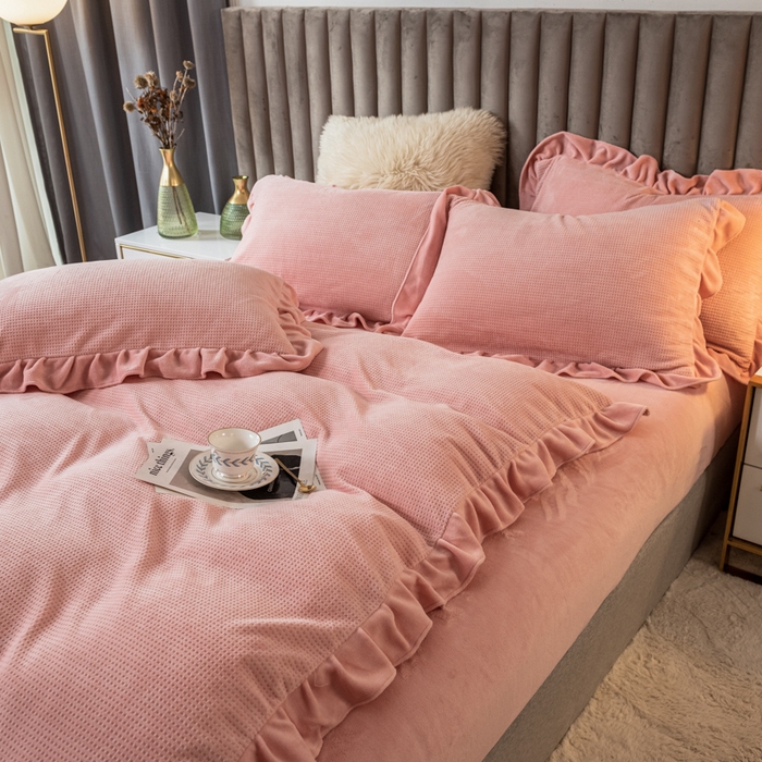 91家纺网 家纺一手货源 找家纺 印季家纺 2025新款华夫格牛奶绒花边四件套 嫩粉