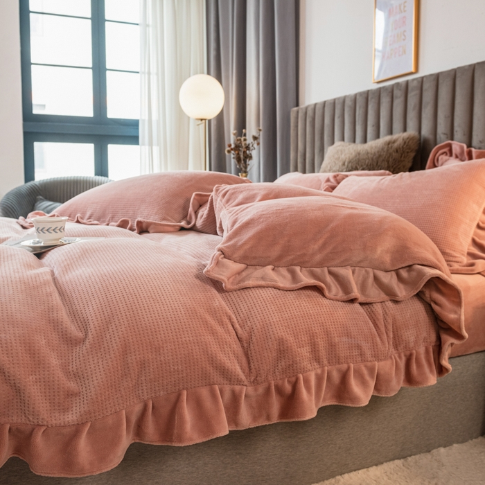 91家纺网 家纺一手货源 找家纺 印季家纺 2025新款华夫格牛奶绒花边四件套 豆沙