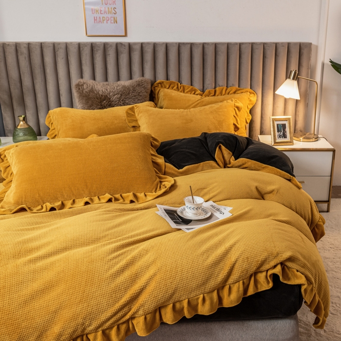 91家纺网 家纺一手货源 找家纺 印季家纺 2025新款华夫格牛奶绒花边四件套 姜黄-灰