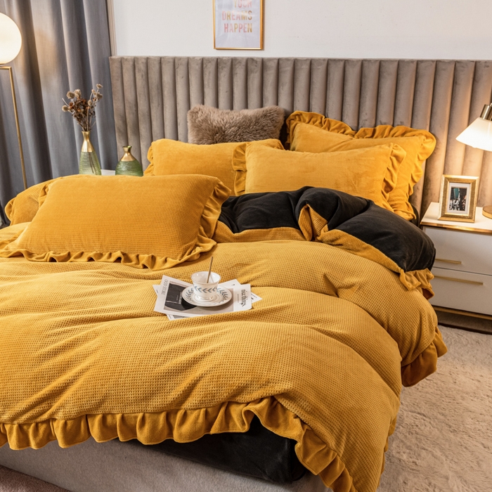 91家纺网 家纺一手货源 找家纺 印季家纺 2025新款华夫格牛奶绒花边四件套 姜黄-灰