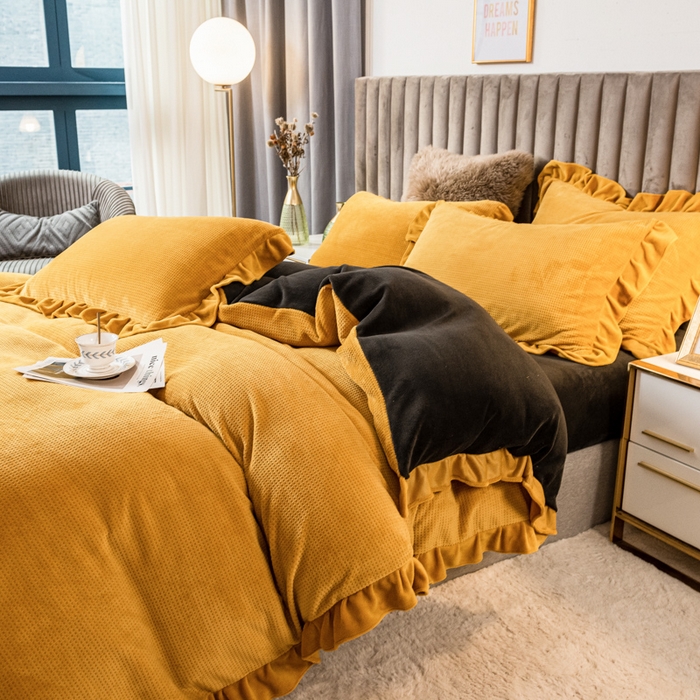 91家纺网 家纺一手货源 找家纺 印季家纺 2025新款华夫格牛奶绒花边四件套 姜黄-灰