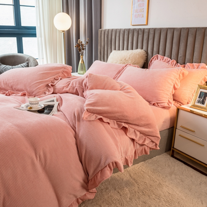 91家纺网 家纺一手货源 找家纺 印季家纺 2025新款华夫格牛奶绒花边四件套 嫩粉