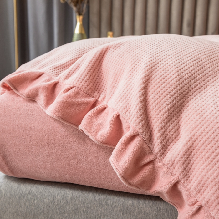 91家纺网 家纺一手货源 找家纺 印季家纺 2025新款华夫格牛奶绒花边四件套 嫩粉