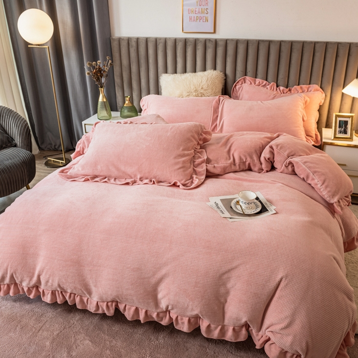 91家纺网 家纺一手货源 找家纺 印季家纺 2025新款华夫格牛奶绒花边四件套 嫩粉