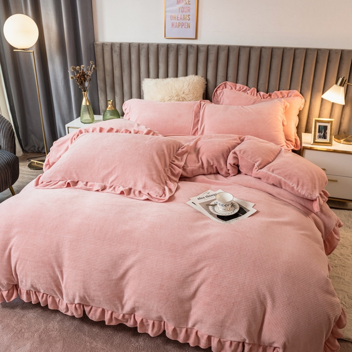 91家纺网 家纺一手货源 找家纺 印季家纺 2025新款华夫格牛奶绒花边四件套 嫩粉